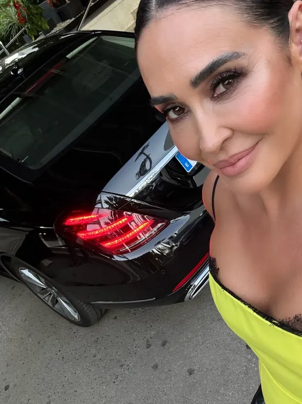 Vicky Martín Berrocal brilla con el bikini reductor de Calzedonia ideal para mujeres de 50: elegante y disimula tripa