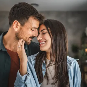 Estos 4 rasgos poco frecuentes hacen a los hombres irresistibles, según los expertos (y no tienen que ver con el físico)
