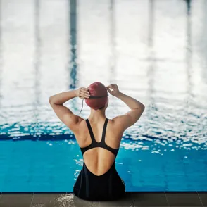 Esta es la distancia que deberías nadar en la piscina para perder peso, según dos entrenadores profesionales
