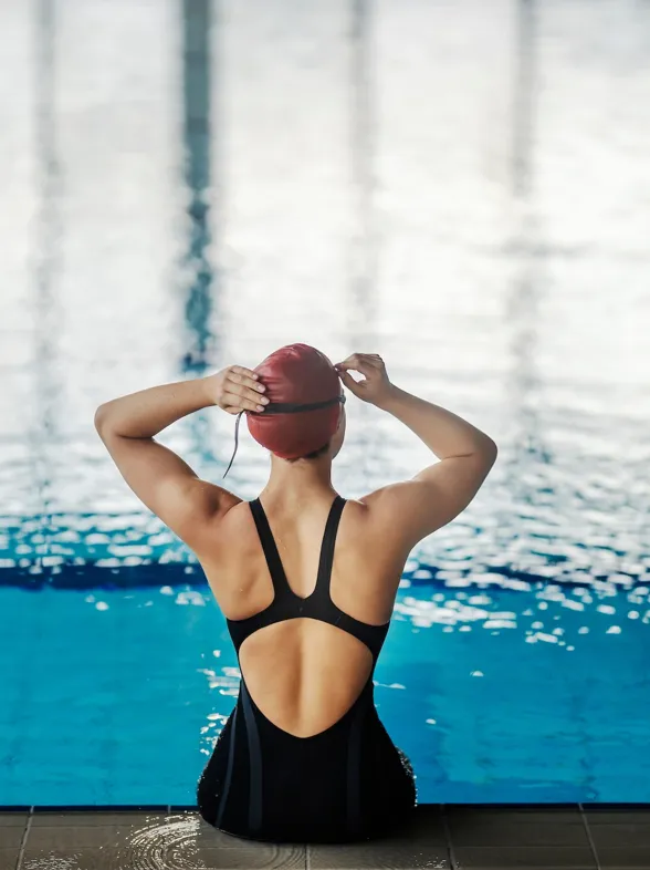 Esta es la distancia que deberías nadar en la piscina para perder peso, según dos entrenadores profesionales