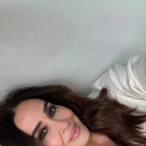 Maquillaje después de los 50: el truco profesional de los 4 puntos que eleva los párpados caídos y rejuvenece la mirada