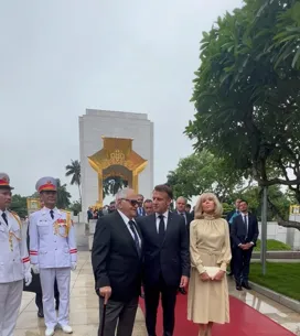 Emmanuel Macron responde al gesto viral de Brigitte en su llegada a Hanói: “Solo estábamos bromeando”