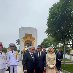 Emmanuel Macron responde al gesto viral de Brigitte en su llegada a Hanói: “Solo estábamos bromeando”