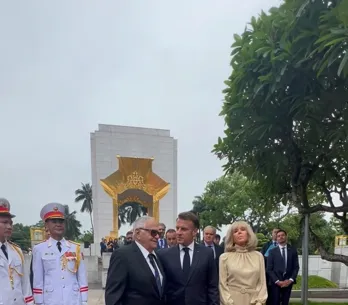 Emmanuel Macron responde al gesto viral de Brigitte en su llegada a Hanói: “Solo estábamos bromeando”