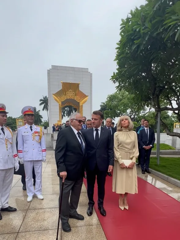 Emmanuel Macron responde al gesto viral de Brigitte en su llegada a Hanói: “Solo estábamos bromeando”