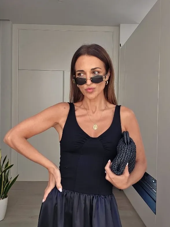 Paula Echevarría agotará el vestido negro satinado de Primark que parece de invitada por 20 €: disimula tripa y estiliza