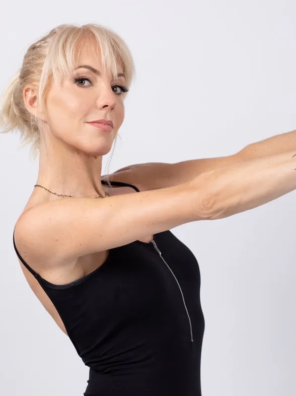 Audrey Brun, entrenadora de pilates: "Las flexiones en la pared son ideales para tonificar los brazos después de los 50"