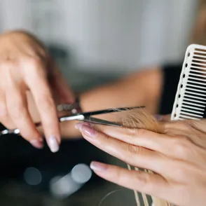El corte noventero que rejuvenece: así es el "topanga hair", la media melena que sienta genial después de los 50