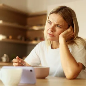 10 frases comunes que repiten las personas emocionalmente cansadas (y muchas veces no se dan ni cuenta)