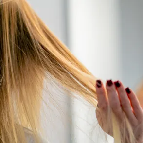 Los expertos se ponen de acuerdo: este es el aceite natural ideal para fortalecer y dar volumen al cabello fino y débil
