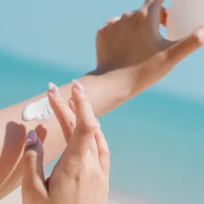 Así es como deberías elegir tu protector solar (y no tiene que ver solo con el FPS), según una farmacéutica
