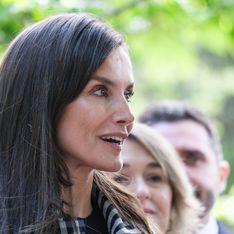 Letizia sorprende en Burela con una blusa boho de rayas azul y blanca: ideal para ir fresquita sin enseñar brazos