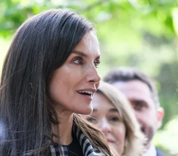 Letizia sorprende en Burela con una blusa boho de rayas azul y blanca: ideal para ir fresquita sin enseñar brazos