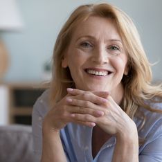 Adiós al negro: el pelo rubio champán suaviza las facciones y es la nueva tendencia que arrasa entre las mujeres de 60