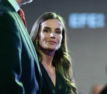 Letizia cambia sus clásicos Mary Jane negros por unos rojos en Montserrat: el toque de color en tendencia para verano