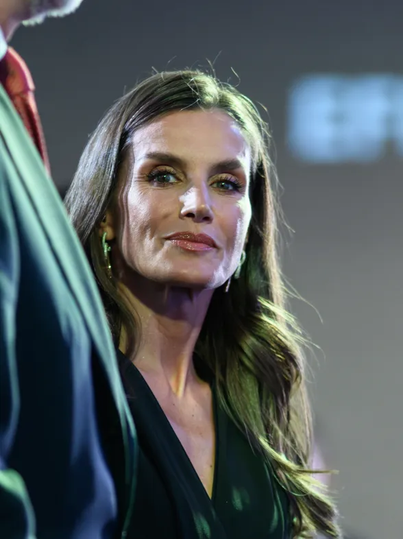 Letizia cambia sus clásicos Mary Jane negros por unos rojos en Montserrat: el toque de color en tendencia para verano