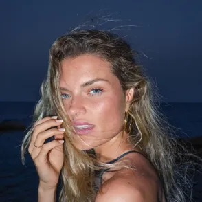 Cómo lograr unas ondas de verano naturales con ese aire de "recién salida del mar" en 6 pasos (según un experto)
