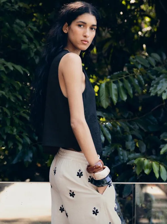 8 pantalones fluidos de Zara (desde 9€) que las bohemias elegantes de 50 amarán este verano: culotte, con bordados...