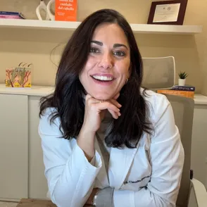Claudia Bernárdez, dermatóloga: "Si se te cae más pelo de lo habitual, no esperes: estos 4 pasos marcan la diferencia"