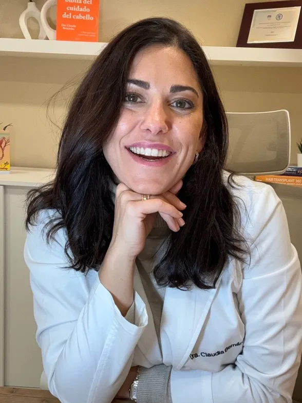 Claudia Bernárdez, dermatóloga: "Si se te cae más pelo de lo habitual, no esperes: estos 4 pasos marcan la diferencia"