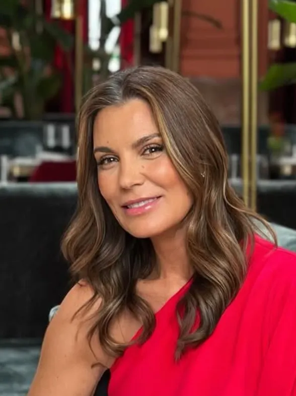 Adiós a las balayage clásicas: el tono 'salted caramel' es tendencia entre celebrites de 50 para rejuvenecer el rostro