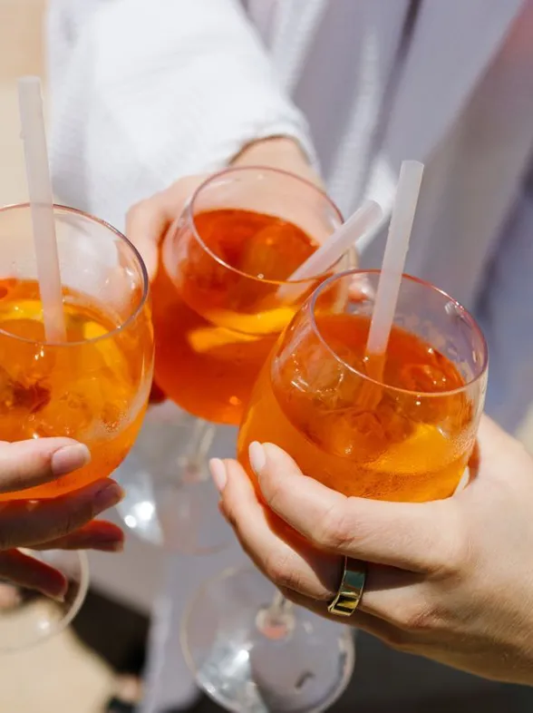 'Aperol Spritz nails': el tono de uñas, inspirado en el cóctel popular del verano, que está arrasando esta temporada