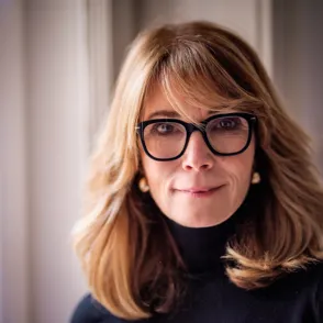 Parece rubio, pero no lo es: así es el color de pelo 'honey caramel' que está arrasando entre las mujeres de 60