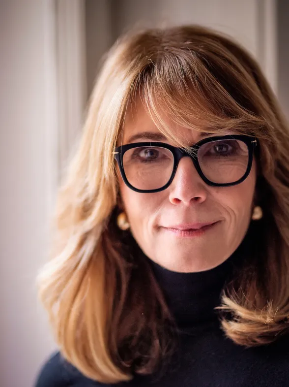Parece rubio, pero no lo es: así es el color de pelo 'honey caramel' que está arrasando entre las mujeres de 60