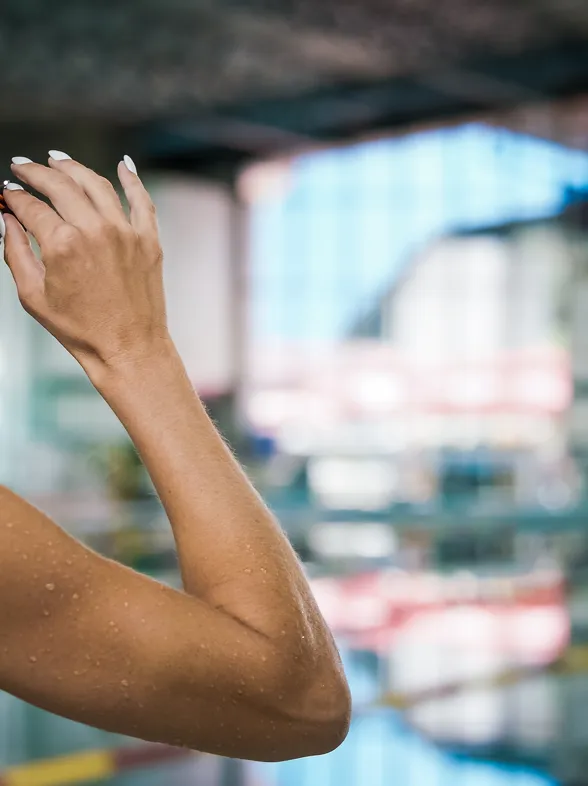 Nadar para perder grasa abdominal: descubre cuántas veces a la semana debes ir a la piscina, según un experto
