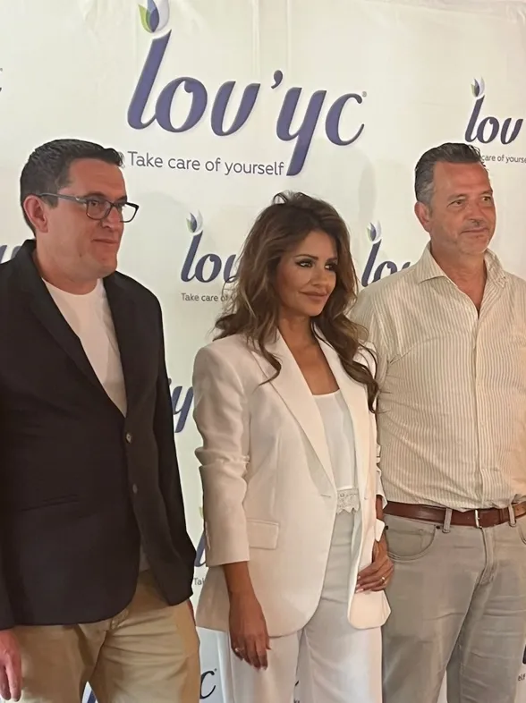 Mónica Cruz (48 años) revela su secreto capilar: “uso champú de cebolla para evitar que el pelo se apelmace”