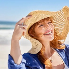 Corte, tinte y cuidados: esto es todo lo que deberías pedir en la peluquería antes de las vacaciones, según un estilista