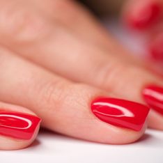 Uñas rojas elegantes: 7 ideas bonitas y delicadas que realzan el moreno y te inspirarán para probar algo nuevo