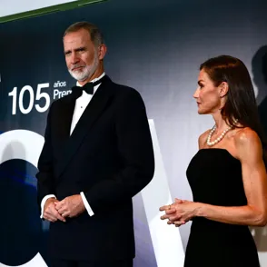Letizia arrasa con un vestido palabra de honor superelegante que ya tiene clon low cost (y cuesta solo 16 euros)