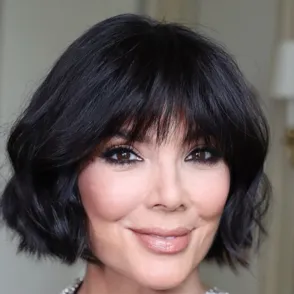 Kris Jenner sorprende con un nuevo corte bob rizado con flequillo: el peinado más favorecedor y fresco después de los 60