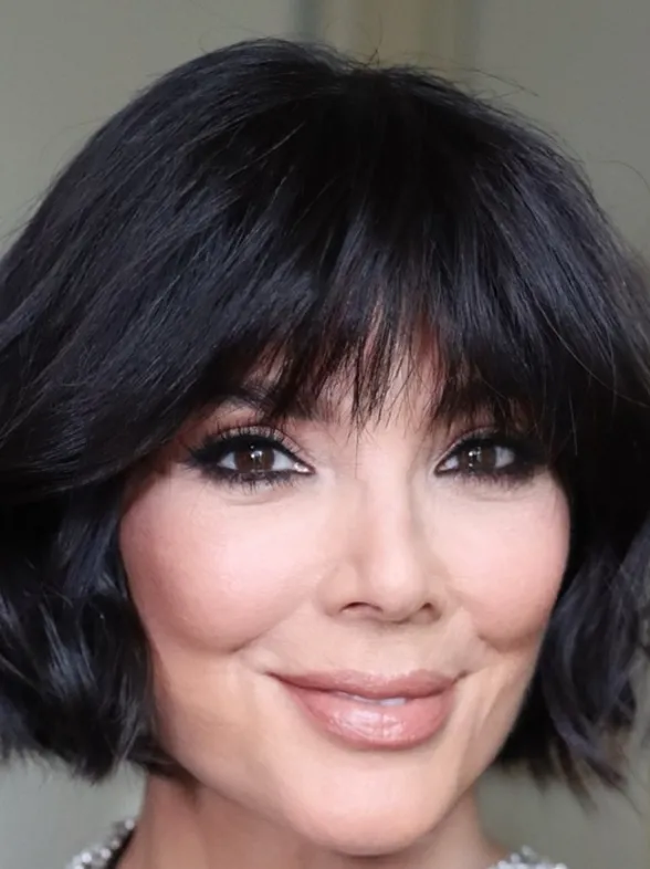 Kris Jenner sorprende con un nuevo corte bob rizado con flequillo: el peinado más favorecedor y fresco después de los 60
