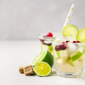 Adiós a la hinchazón y la retención de líquidos: 7 bebidas antiinflamatorias para sentirte más ligera (y saben genial)