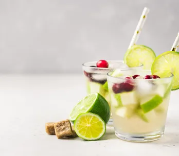 Adiós a la hinchazón y la retención de líquidos: 7 bebidas antiinflamatorias para sentirte más ligera (y saben genial)