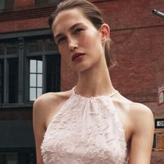 Zara agotará este vestido rosa con cuello halter y acabado desflecado: ideal para invitadas románticas (por solo 39,95€)