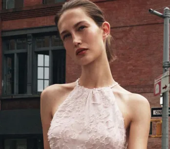 Zara agotará este vestido rosa con cuello halter y acabado desflecado: ideal para invitadas románticas (por solo 39,95€)