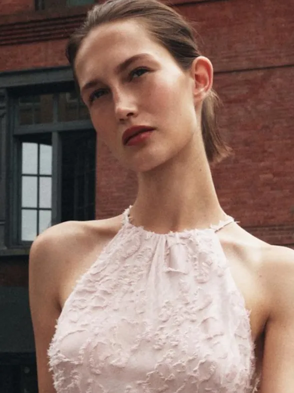 Zara agotará este vestido rosa con cuello halter y acabado desflecado: ideal para invitadas románticas (por solo 39,95€)