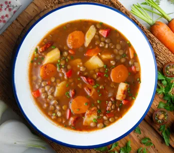 Sandra Moñino, nutricionista, revela el error que cometes tras comer lentejas (y que bloquea la absorción del hierro)