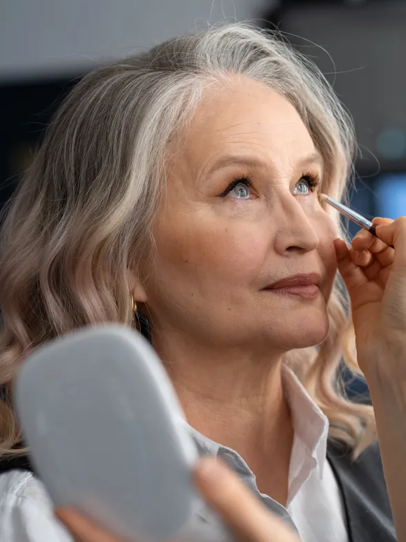 Tengo más de 60 años y soy maquilladora: estos son los 3 trucos infalibles para lucir un rostro luminoso y rejuvenecido