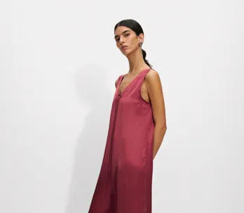 Colas en Parfois por el mono satinado de invitada más elegante: sienta bien a todas y está a mitad de precio (19,99 €)