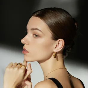 Parfois agotará el mono satinado de invitada más elegante por 19,99€: cómodo, estiloso y sienta bien a todas