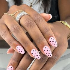 'Polka dot nails': la manicura que arrasa entre celebrities como Dua Lipa o Kylie Jenner y desearás copiar tú también