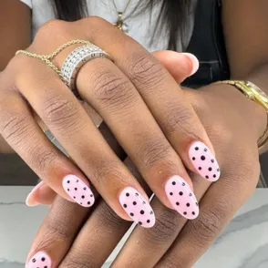 'Polka dot nails': la manicura que arrasa entre celebrities como Dua Lipa o Kylie Jenner y desearás copiar tú también