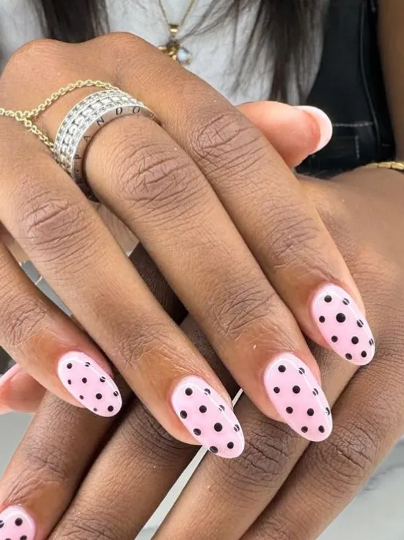 'Polka dot nails': la manicura que arrasa entre celebrities como Dua Lipa o Kylie Jenner y desearás copiar tú también