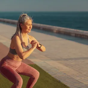 Petra Genco, entrenadora de 57 años, revela la rutina de 10 minutos antes de desayunar para quemar grasa abdominal