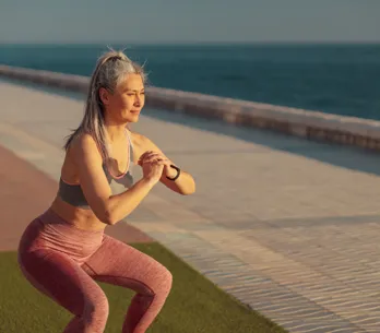 Petra Genco, entrenadora de 57 años, revela la rutina de 10 minutos antes de desayunar para quemar grasa abdominal