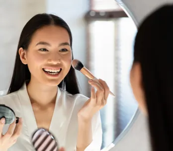 Lorena Álvarez, maquilladora, sobre
el colorete negro: Queda muy natural, da mucha
luminosidad y crea efecto lifting